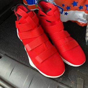 🚨SOLD🚨Lebron Soldier 11 Red